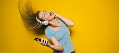 玩家部落社区内球迷热烈讨论比赛的场景