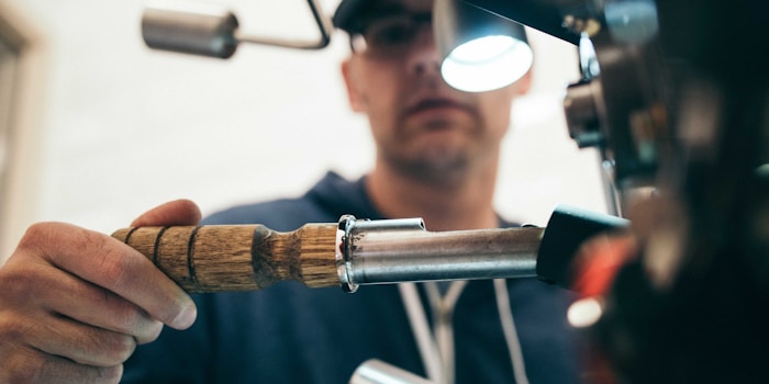 编辑部正在策划体育深度专题报道的工作场景